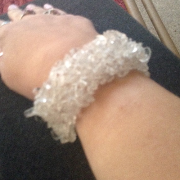 Smooth glass bead bracelet. - Picture 2 of 2