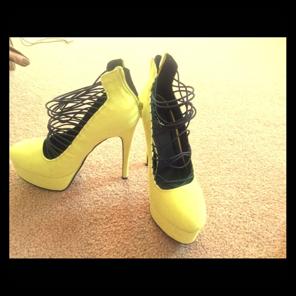 NWOT neon yellow pumps - Picture 1 of 2