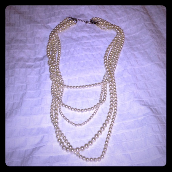 Chunky pearl necklace