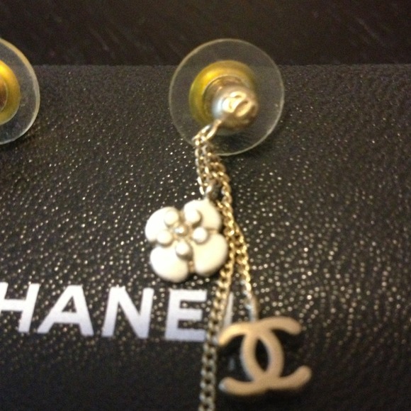 Chanel logo camellia clover earrings - Picture 2 of 3