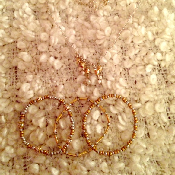 GOLD SET. THREE BRACELETS ONE NECKLACE