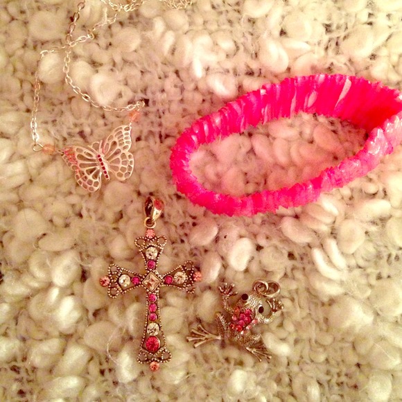 PINK BUNDLE!ONE BRACELET ONE NECKLACE TWO HOOK-ONS
