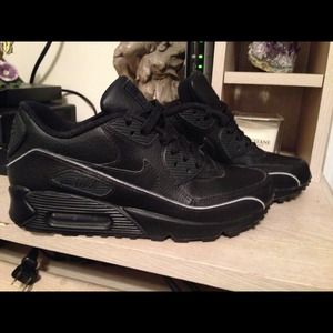 BLACK NIKE AIR MAX