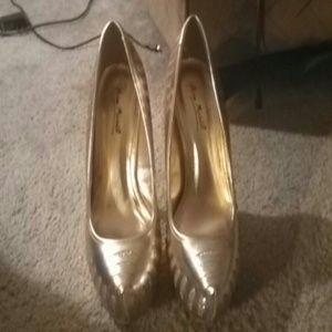 Anne michelle gold pumps