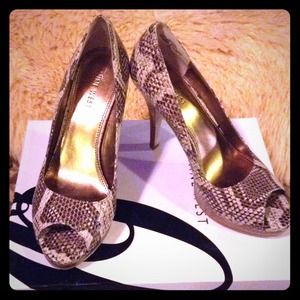 Nine West Zuki peep toe pumps