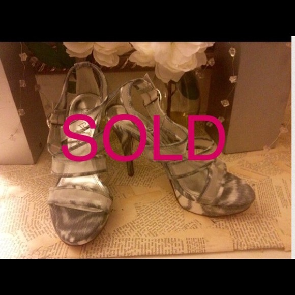🎀 Silver & white strappy heels! 🎀 NWB