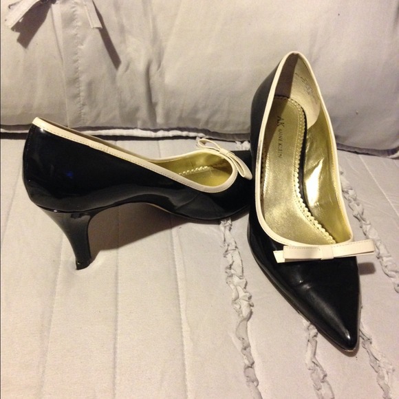 Black & White pointy heel