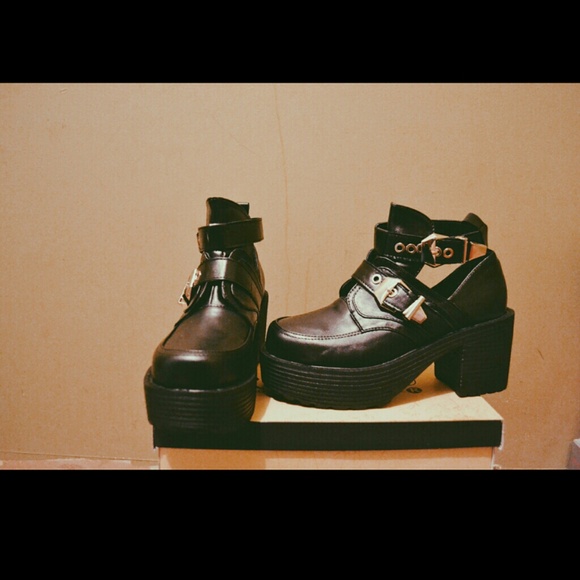 *PRICE REDUCTION* Coltrane Cut out boots