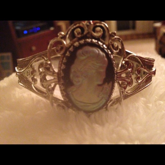 Cameo latch cuff