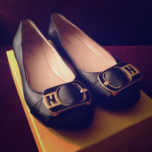 Fendi black leather Chameleon Flats 😍