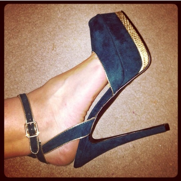 NWOT green w/ gold trim ankle strap heels