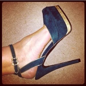 NWOT green w/ gold trim ankle strap heels