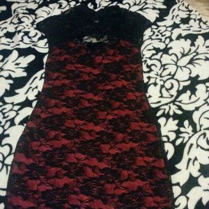 Vestido negro con rojo en lo posterior