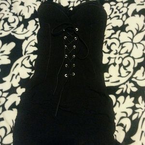 Negro vestido con la parte de abajo arrugado