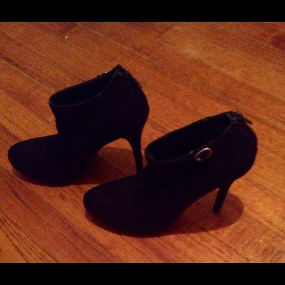 BLACK SUEDE BOOTIES