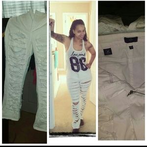 Lift  tuck technology distressed jeans