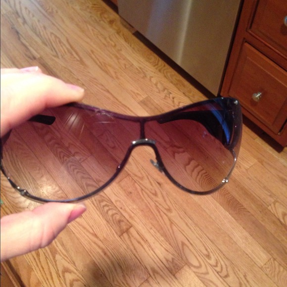 Nicole Miller Dress and Gucci Sunglasses Bundle