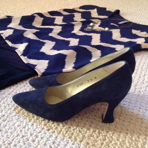 Kenneth Cole Blue Suede pumps