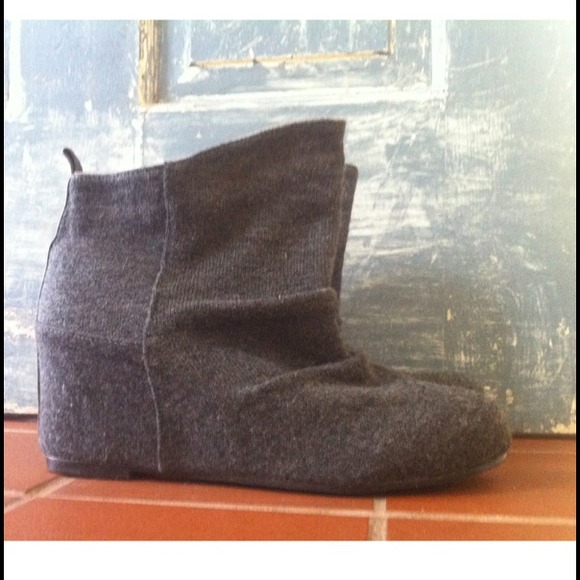 ❌SOLD❌💕 NWOT Grey Flannel Ankle Booties. *Vegan - Picture 2 of 4