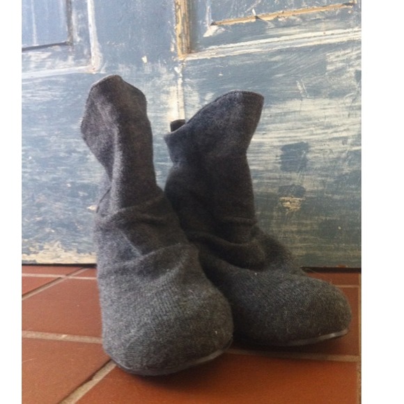 ❌SOLD❌💕 NWOT Grey Flannel Ankle Booties. *Vegan - Picture 3 of 4
