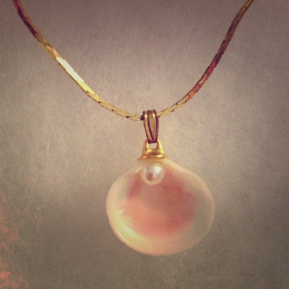 🌟Reduced🌟Shell and Pearl Necklace