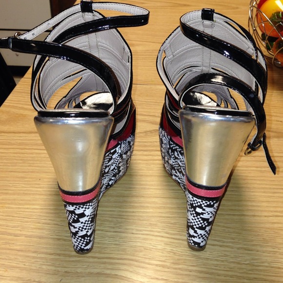 Worn once - Picture 3 of 3