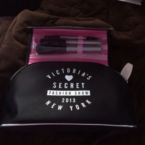 REDUCED!! Victoria Secret make up bag & 3 brushes