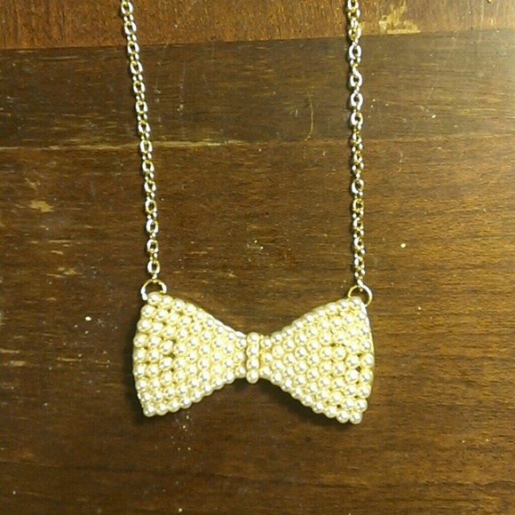 Pearly gold bow necklace