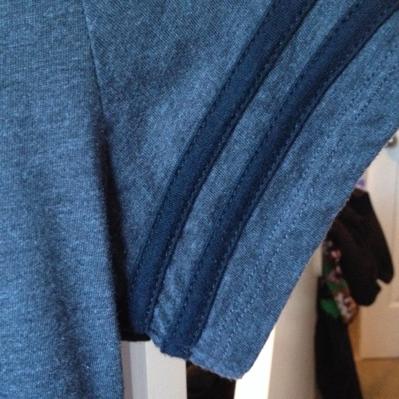 V-neck - Picture 4 of 4