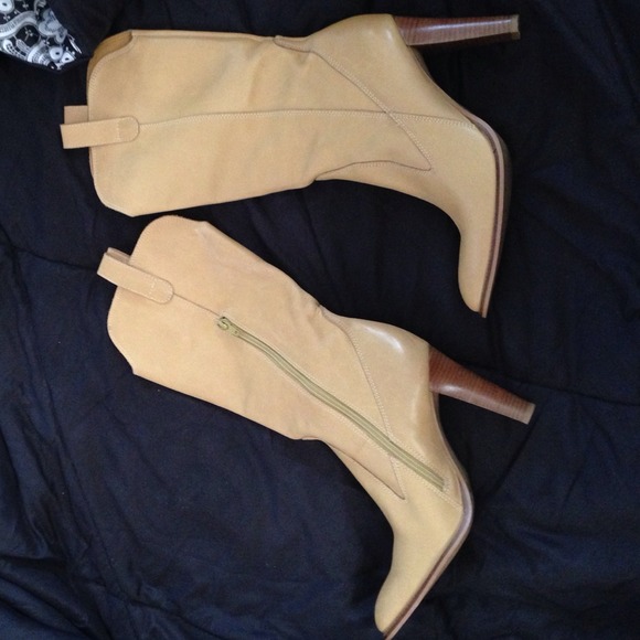 Cute women's yellow boot