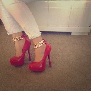 Red chain shoes! Size 9 ✨Brand new✨MAKE AN OFFER$$