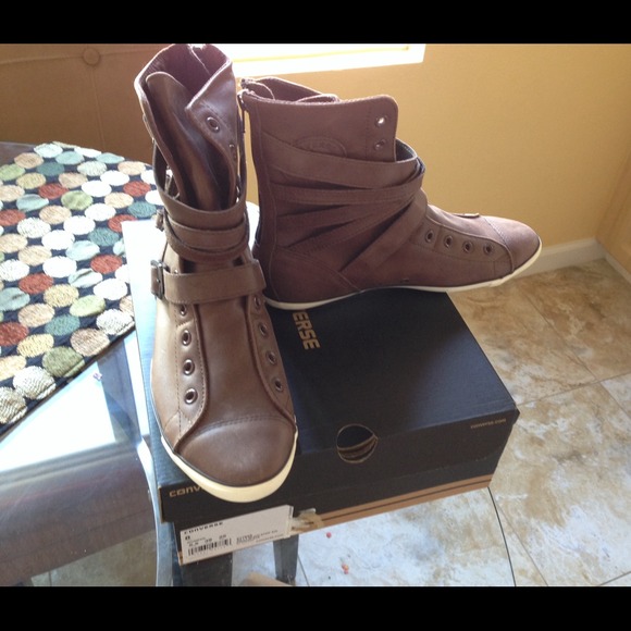 Converse Shoes - Converse size 8 leather ankle high boots.