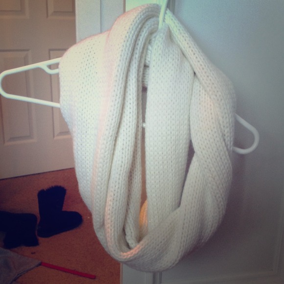 Infinite Scarf - Picture 1 of 4