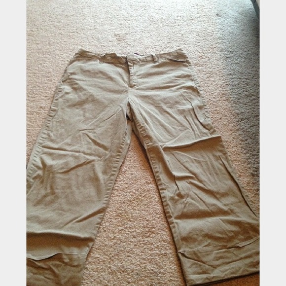 ***SOLD ON TF*** Gloria Vanderbilt khaki capris