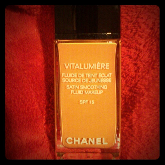 CHANEL Vitalumiere Satin Smoothing Makeup