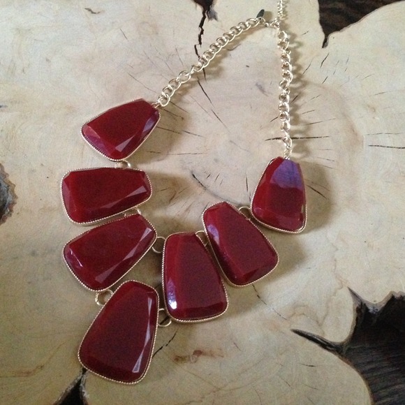 Jewelry - 🌟Gorgeous dark red statement necklace!!