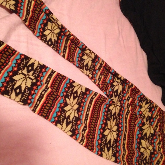 ❌SOLD IN BUNDLE❌ ❄️Winter Snow Leggings❄️ - Picture 2 of 3