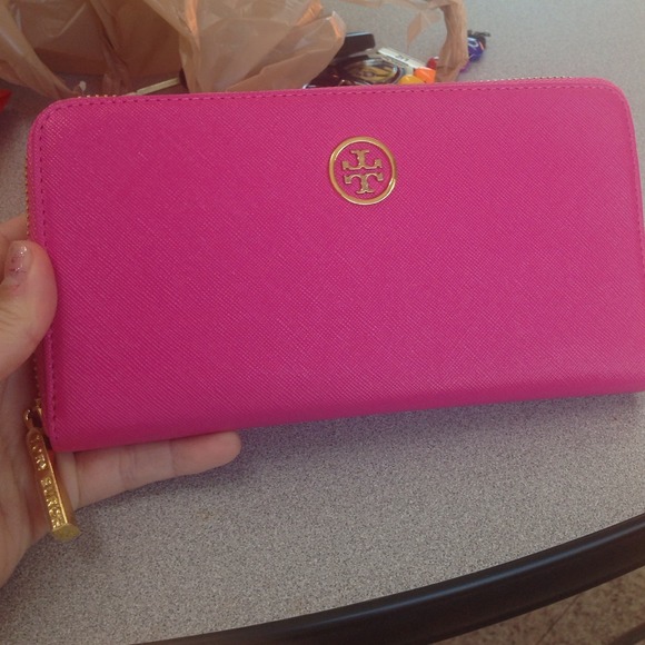 ⛔️SOLD ⛔️‼️Tory Burch zip wallet