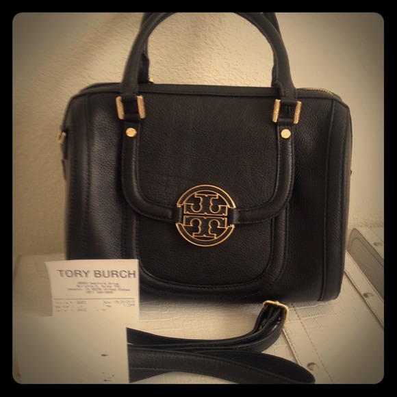 Classy and chic Tory Burch Amanda Middy Tote