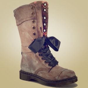 ??Dr.Martens triumph 1914 women's boots??