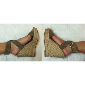 🆕 Stuart Weitzman taupe wedges