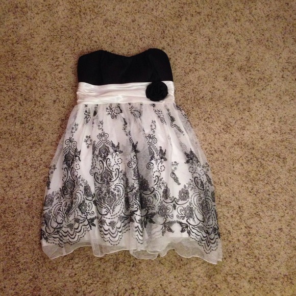 Fancy lace strapless dress