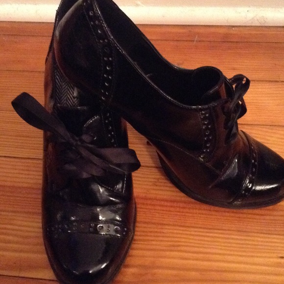 Black patent wingtip pumps