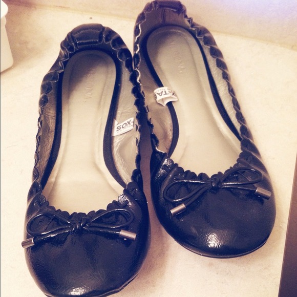 Sleek Black Bow Flats