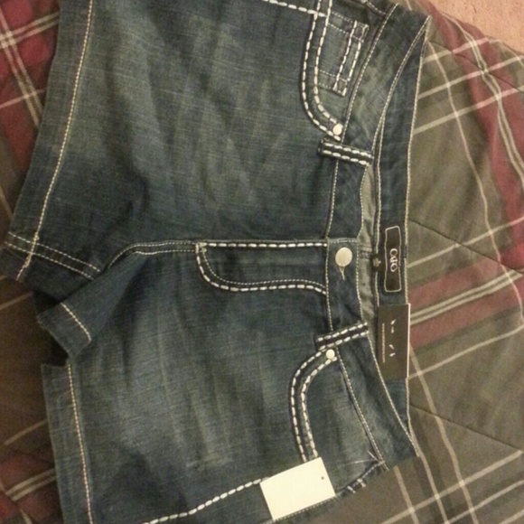 Contemporary low rise shorts