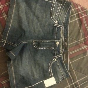 Contemporary low rise shorts