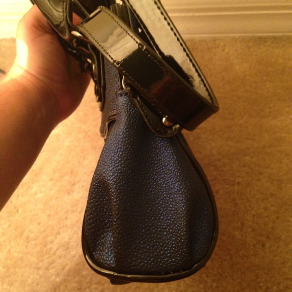 ⛔️ REDUCED ⛔️Authentic STEVE MADDEN purse - Picture 3 of 4
