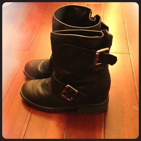 Leather boots with buckles and hidden wedge!