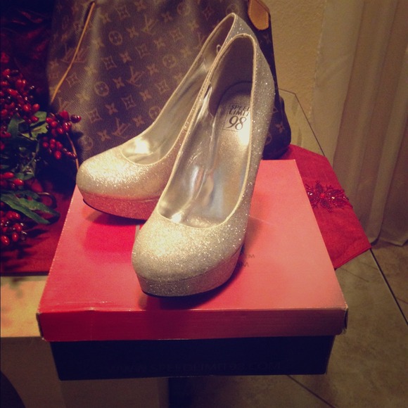 Silver glitter high heel pump! 👠💄💋🎀