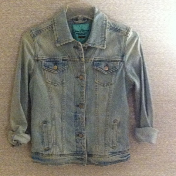 Acid-washed jean jacket in M